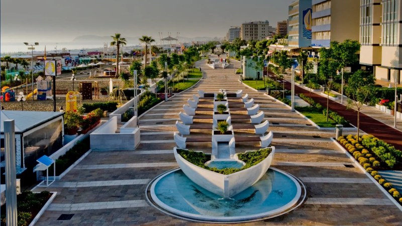 Il lungomare di Riccione si anima con I Giovedì dell'arte. Foto Comune di Riccione